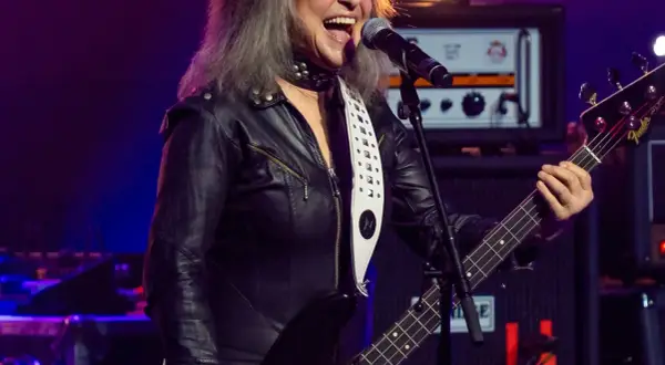 Suzi Quatro w skórzanej kurtce śpiewa i gra na basie. Jej rockowe piosenki wciąż porywają tłumy.