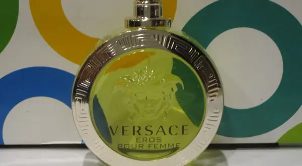 Flakon perfum Versace Eros Pour Femme w żółtym kolorze, z greckim wzorem i Meduzą.