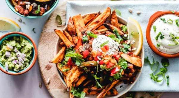 Zdrowe frytki z batatów z salsą i guacamole. Idealny jadłospis na wysokie trójglicerydy.