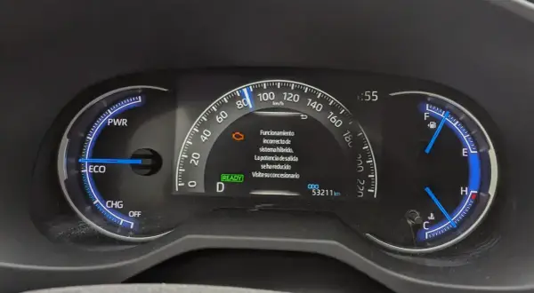 Varning för fel på Toyota RAV4 Hybrid. Hybrid-systemet fungerar inte korrekt, kraften har minskat. Besök verkstad.