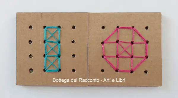 Lavoretti con ago e filo per bambini: due pannelli di cartone con fori, uno decorato con filo turchese a formare un rettangolo con croci, l'altro con filo rosa a formare un ottagono.