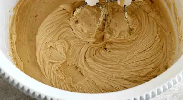 Zwarzony krem z mascarpone w misie miksera. Zobacz, jak uratować zwarzony krem z mascarpone i uzyskać idealną konsystencję.
