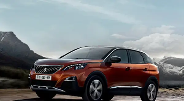 Pomarańczowy Peugeot 3008 na tle górskich krajobrazów. Zastanawiasz się, jaki silnik wybrać do tego modelu?