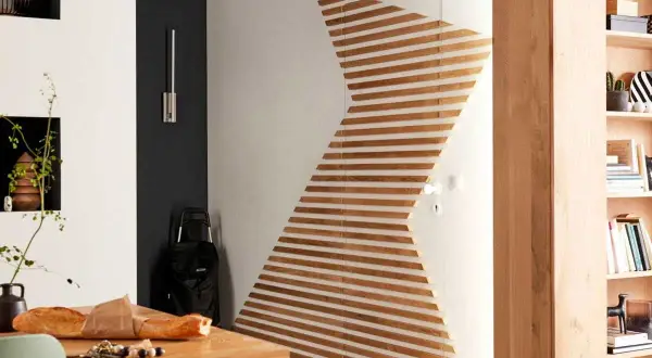 Une porte transformée en œuvre d'art avec des lattes de bois. Une belle idee deco murale a faire soi meme pour un intérieur moderne.