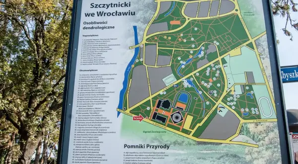 Mapa Parku Szczytnickiego we Wrocławiu z zaznaczonymi osobliwościami dendrologicznymi i pomnikami przyrody.