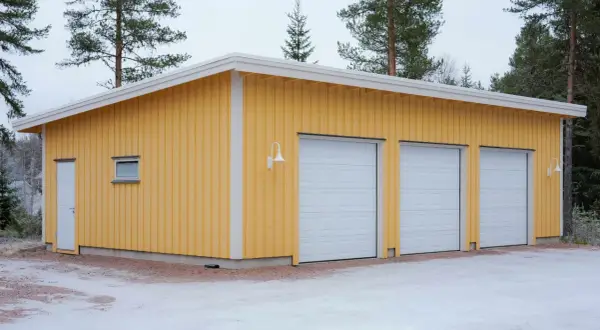 Gult garage med tre vita garageportar, redo att måla om.