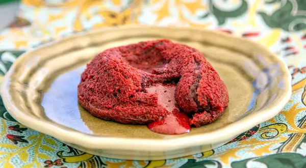 En rykande red velvet-fondant med smältande kärna på en tallrik.