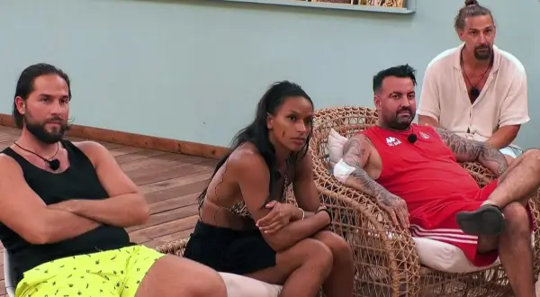 Vier Realitystars sitzen angespannt da. Wer ist raus im Kampf der Realitystars?