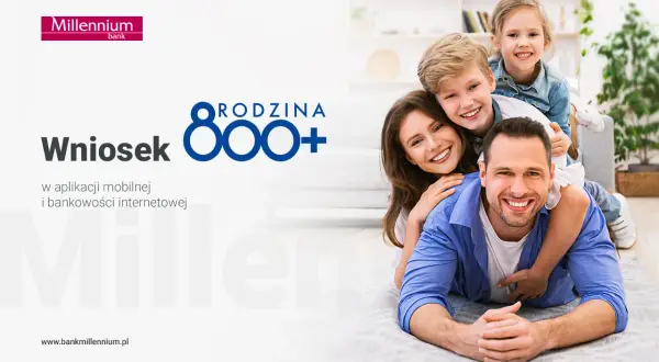 Uśmiechnięta rodzina na podłodze. Wniosek o rodzinne obligacje skarbowe w aplikacji mobilnej i bankowości internetowej.