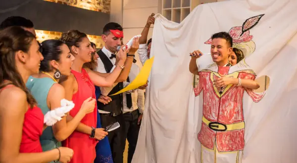 Un divertente ingresso sposi con un sipario dipinto e un uomo che si lava i denti.