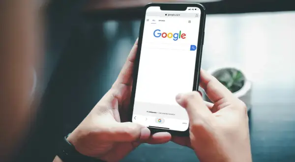 Osoba szuka w telefonie, jak usunąć konto Google z telefonu, wpisując frazę w wyszukiwarkę.