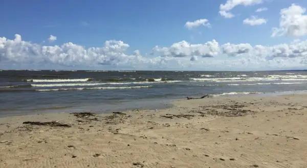 Mikoszewo ile do morza? Sprawdź, jak blisko jest plaża!