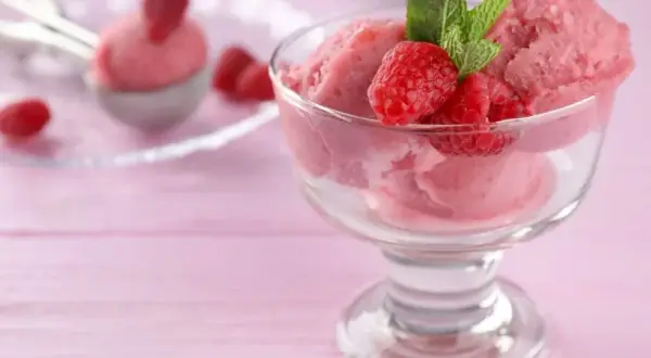 Jak zrobić sorbet malinowy? Gładki i bez kryształków lodu
