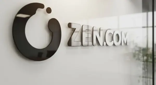 Logo ZEN.COM na białej ścianie. Czy to jest zen co to?