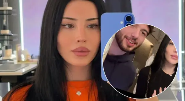 Kobieta z długimi czarnymi włosami, przypominająca czarodziejkę Liz, robi selfie. W tle widać mężczyznę.