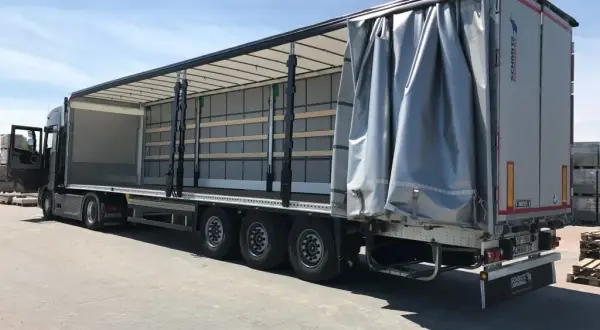 Transport a spedycja: Kluczowe różnice i rola spedytora