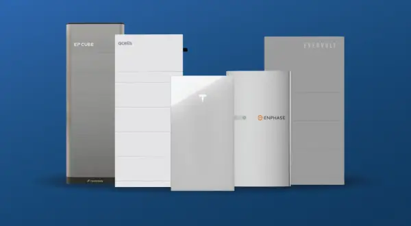 Cinco baterías de descarga profunda de diferentes marcas: EP Cube, Qcells, Tesla, Enphase y Evervolt, sobre fondo azul.