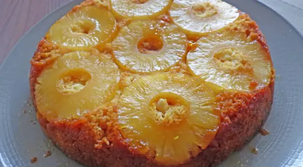 Gâteau moelleux à l'ananas, avec des rondelles de fruits caramélisées sur le dessus. Un délice fruité et doré.
