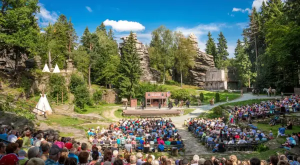 Wildwest-Spektakel im Erzgebirge! Entdecke Geheimtipps wie diese Freilichtbühne mit Saloon und Tipis. Ein Erlebnis für die ganze Familie.