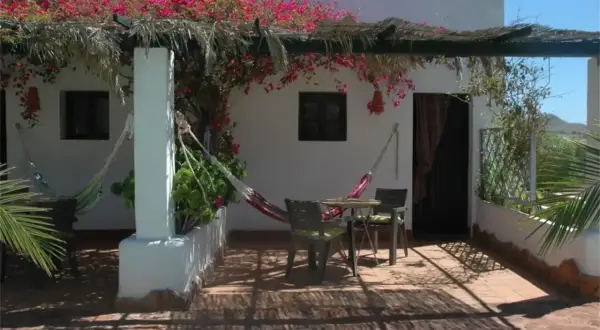 Relájate en una hamaca bajo las buganvillas de estos cortijos en Cabo de Gata. Un rincón perfecto para desconectar.