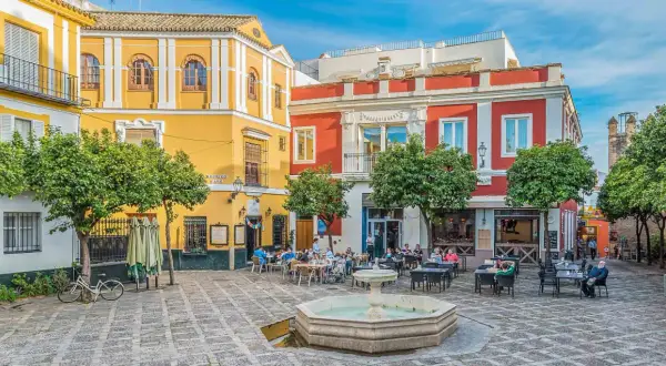 Plaza con fuente y terrazas en el quartier Santa Cruz de Sevilla. Un buen lugar para empezar tu itinéraire.