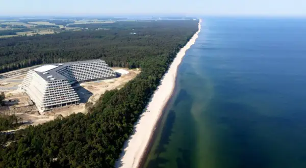 Widok z lotu ptaka na hotel Gołębiewski w Pobierowie w budowie, nad morzem.