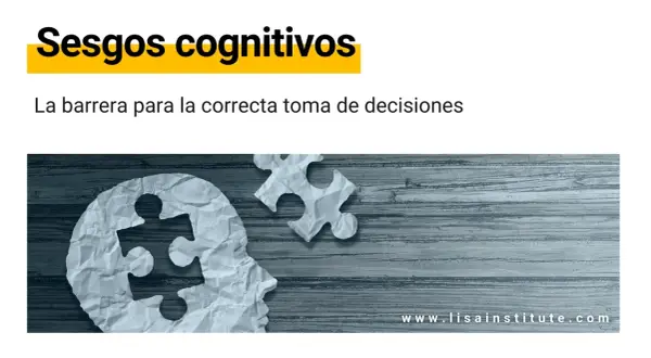 Silueta de cabeza con piezas de rompecabezas, representando la dificultad del pensamiento crítico para tomar decisiones.
