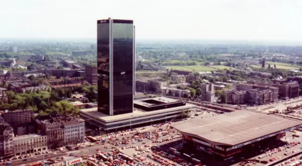 Warszawski Marriott, wysoki na 170 metrów, ma 42 piętra. Widać go na tle miasta z lotu ptaka.