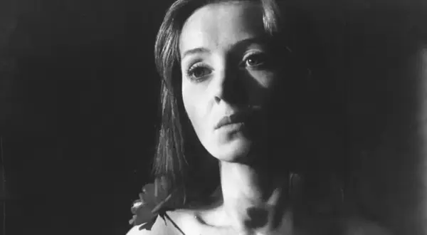 Bożena grała w filmie, gdzie był jazz. Jej twarz, oświetlona dramatycznie, zdobi delikatny kwiat.