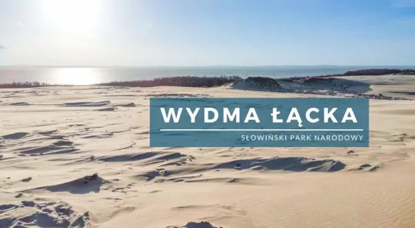 Piękna trasa przez wydmy w Łebie, Słowiński Park Narodowy. Wiatr rzeźbi piasek, tworząc faliste wzory.