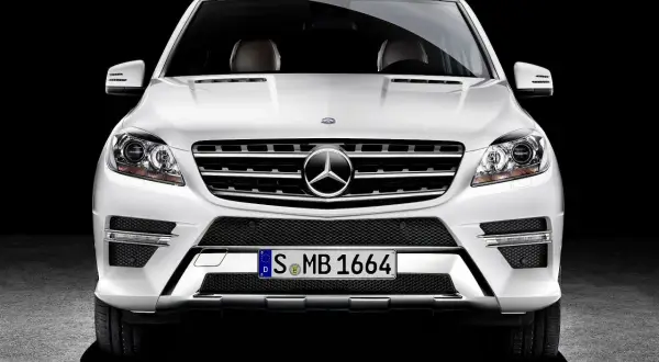 Biały Mercedes ML W166 z przodu. Zastanawiasz się, mercedes ml w166 jaki silnik wybrać?
