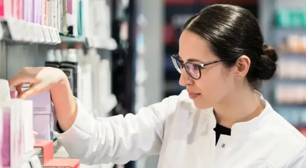 Błąd w nazwisku na recepcie? Apteka wyda lek! Co może farmaceuta?