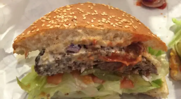 Mięso na burgery: Sekrety soczystości od eksperta. Lepiej niż w restauracji?