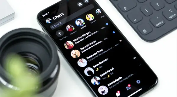 Na ekranie telefonu widać listę czatów Messengera. Zastanawiasz się, czy da się przywrócić usuniętą konwersację na Messengerze?