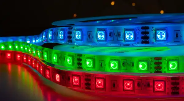 Taśmy LED RGB i ARGB w kolorach czerwonym, zielonym i niebieskim, tworzące świetlistą tęczę.
