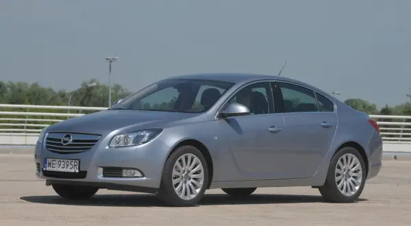 Srebrny Opel Insignia, sedan. Poznaj jego imponujące opel insignia wymiary i przestronne wnętrze.
