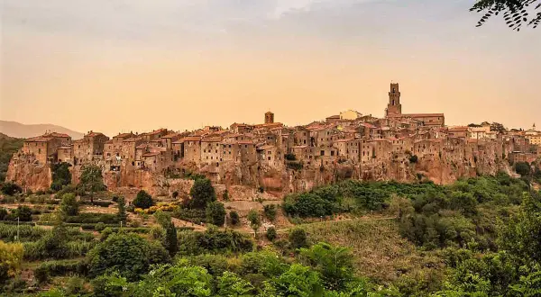 Pitigliano, un gioiello da scoprire tra le cose da vedere in Maremma, arroccato su una rupe tufacea.
