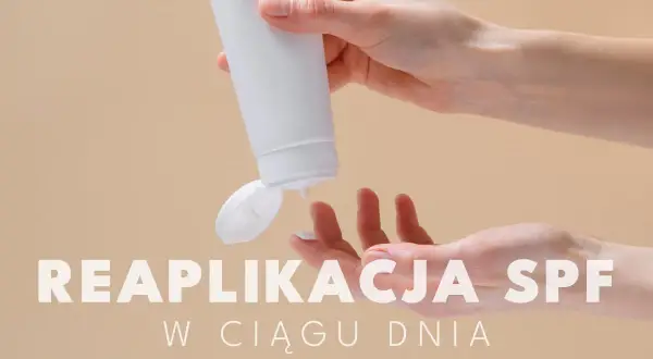 Dłonie aplikują krem z filtrem SPF. Pamiętaj o reaplikacji w ciągu dnia, by chronić skórę.