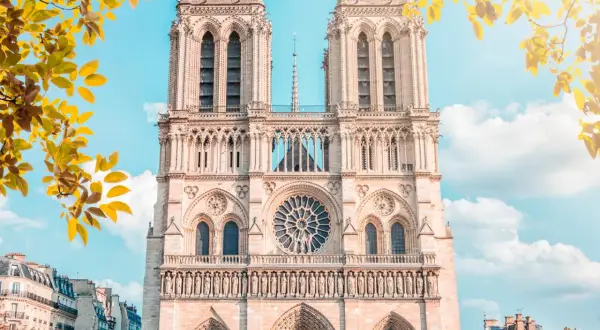 Magnifique façade de Notre-Dame de Paris, avec ses tours imposantes et sa rosace centrale. Une invitation à visiter ce joyau architectural.