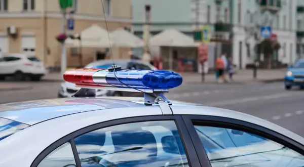Błyskające światła policyjne na dachu radiowozu. Może to być początek historii o skardze na policjanta.