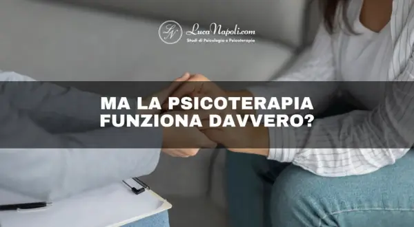 Mani che si stringono in un abbraccio di supporto, a dimostrazione che lo psicoterapeuta aiuta davvero a superare le difficoltà.