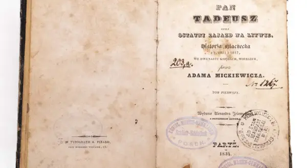 Strona tytułowa "Pana Tadeusza" Adama Mickiewicza, wydanego w 1834 roku w Poznaniu. To właśnie tam, gdzie został napisany Pan Tadeusz, dzieło to ujrzało światło dzienne.