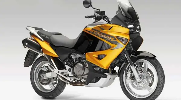 Żółto-czarny motocykl Honda Varadero 1000, idealny do długich podróży. Czy gaźnik czy wtrysk, to maszyna godna uwagi.