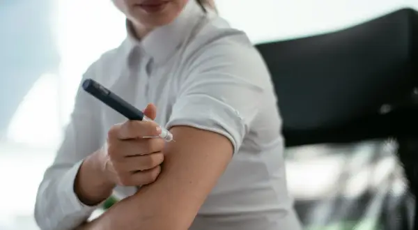 Kobieta podaje sobie insulinę penem. Dba o to, by insulina na czczo była w normie, co jest kluczowe dla jej zdrowia.