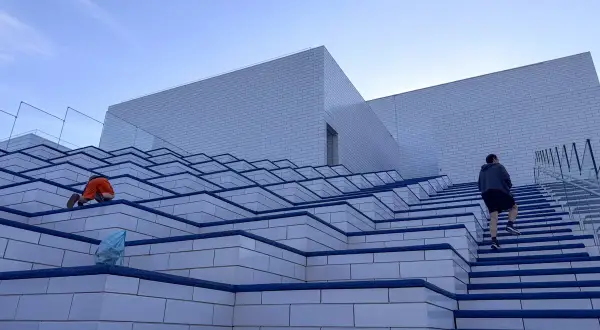 Dzieci bawią się na schodach przed budynkiem Lego House w Billund.
