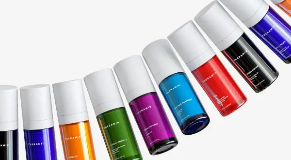Kolekcja kolorowych serum Theramid: peptydy, ceramidy, witamina A i inne.
