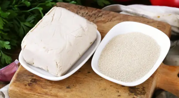Ile świeżych drożdży na kilogram mąki? Proporcje dla idealnego chleba