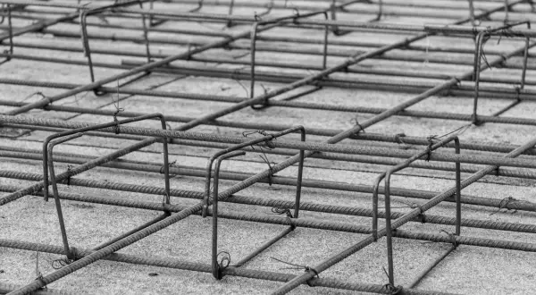 Siatka zbrojenia płyty fundamentowej, gotowa do zalania betonem. Stalowe pręty tworzą solidną konstrukcję.