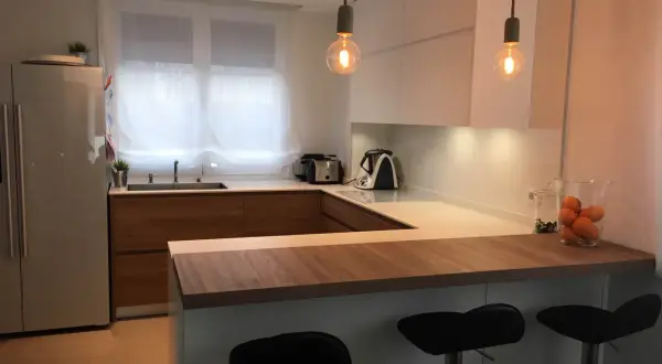 Cocinas pequeñas con barra: ideas clave para maximizar tu espacio