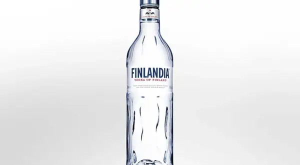 Butelka wódki Finlandia na białym tle.